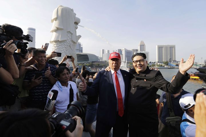 Les sosies de Kim Jong-un et Donald Trump, Howard X et Dennis Alan, posent pour une photo à Singapour, le 8 juin 2018.&nbsp; (WONG MAYE-E / SIPA)