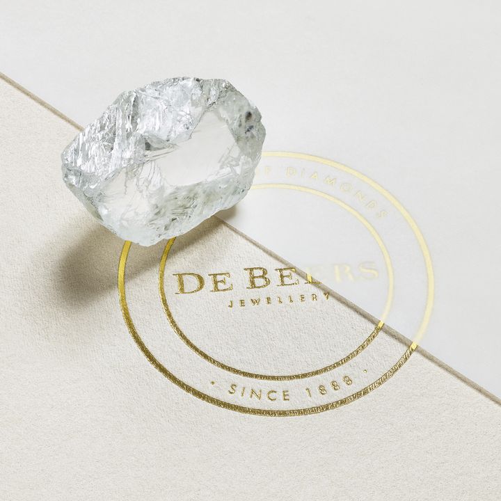 le diamant naturel brut avant qu'il ne soit taillé et poli puis monté par le joaillier (DE BEERS)