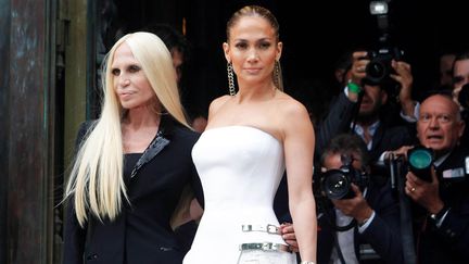 Donatella Versace et Jennifer Lopez  posent pour les photographes à Paris juste avant le défilé
 (ANTOINE CAU/SIPA)