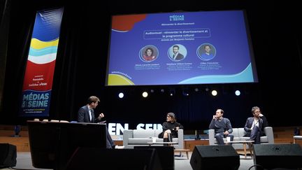 Alexia Laroche-Joubert, de Banijay France, Stéphane Sitbon-Gomez, de France Télévisions et Gilles Freissinier, d'Arte France, invités de la table ronde "Audiovisuel : réinventer le divertissement et le programme culturel" lors de Médias en Seine, le 22 novembre 2023 à Radio France. (RADIO FRANCE / CHRISTOPHE ABRAMOWITZ)