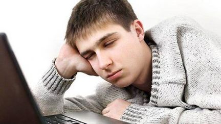 &nbsp; (10 % des adolescents programment un réveil en cours de nuit pour continuer à discuter avec les amis © Fotolia)