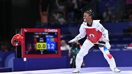 Djelika Diallo célèbre sa qualification en finale de taekwondo des -65 kg catégorie K44, aux Jeux paralympiques de Paris 2024, le 30 août 2024. (MUSTAFA YALCIN / AFP)