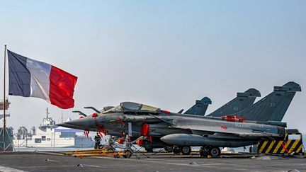 Des avions de combat français Rafale stationnés sur le pont principal du porte-avions Charles de Gaulle le 4 janvier 2025. (PUNIT PARANJPE / AFP)