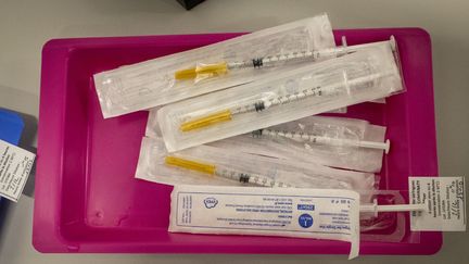 Des doses de vaccin de Pfizer préparées dans un centre de vaccination de Toulouse, le 2 décembre 2021. (ARNAUD CHOCHON / HANS LUCAS / AFP)