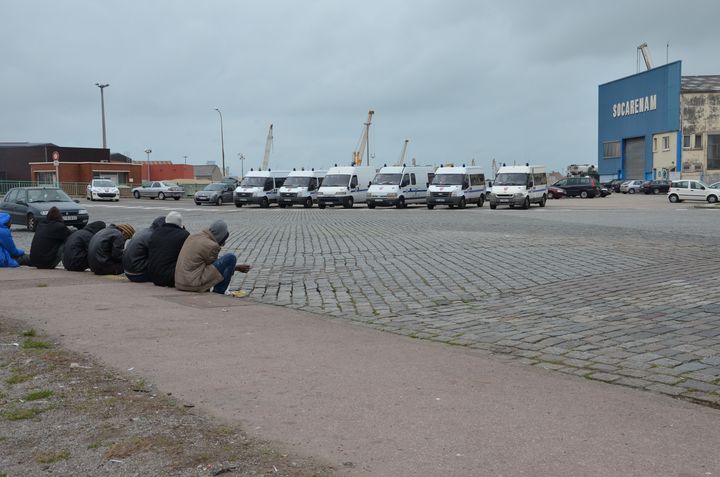 A Calais (Pas-de-Calais), la distribution de nourriture aux migrants se fait sous la surveillance des CRS. (THOMAS BAIETTO / FRANCETV INFO)