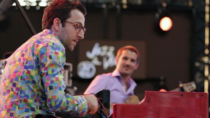 Laurent Coulondre (claviers) et Rémi Bouyssière (basse) au théâtre antique
 (Jean-François Lixon)