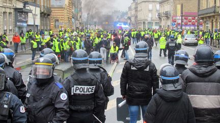 Affrontements entre policiers et "gilets jaunes" à&nbsp;Charleville-Mézières le 1er décembre 2018 (photo d'illustration). (ALEXANDRE BLANC / FRANCE-BLEU CHAMPAGNE)