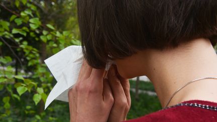 Une femme se mouche à cause d'une allergie (JEAN-CHRISTOPHE BOURDILLAT / FRANCE-INFO)