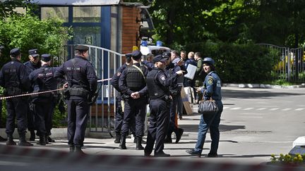 Des agents des forces de sécurité près d'un bâtiment endommagé par une attaque de drones à Moscou (Russie), le 30 mai 2023. (SEFA KARACAN / ANADOLU AGENCY / AFP)