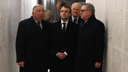 Après s'être rendu au cimetière juif profané à Quatzenheim, Emmanuel Macron s'est rendu mardi 19 février 2019 au mémorial de la Shoah en compagnie des présidents de l'Assemblée nationale Richard Ferrand (à droite) et du Sénat Gérard Larcher (à gauche). (FRANCOIS MORI / AFP)