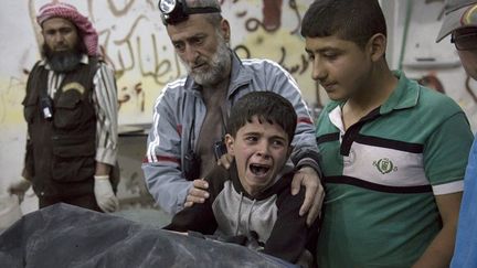 Un enfant d'Alep pleurant la mort d'un proche après un bombardement
 (Karam Al_Masri / AFP)