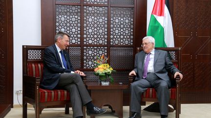 &nbsp; (Le président de l'Autorité palestinienne, Mahmoud Abbas, avec le président du Comité international de la Croix-Rouge à Ramallah, le 6 août.© MaxPPP)