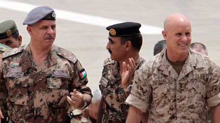 L'amiral Robert Harward (à droite), lors d'un exercice militaire conjoint à Amman (Jordanie), le 27 mai 2012. (KHALIL MAZRAAWI / AFP)