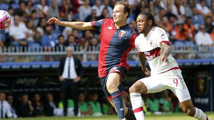 Giovanni Marchese à la lutte avec l'attaquant du Milan AC, Luiz Adriano