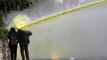 La police utilise des canons &agrave; eau pour disperser des &eacute;tudiants qui manifestent contre le gouvernement turc, &agrave; Ankara (Turquie), le 8 novembre 2014. (ADEM ALTAN / AFP)