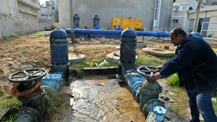 Mekorot est une compagnie israélienne qui gère tout les problèmes liés à l’eau : aménagements des infrastructures hydriques, rénovations des puits, livraison.

Mais les territoires palestiniens sont souvent négligés et les autorisations de permis pour de nouvelles stations d’épuration retardées voire annulées.

Le blocus instauré à Gaza complique l’importation des équipements nécessaires aux travaux. (AFP PHOTO/ SAID KHATIB )