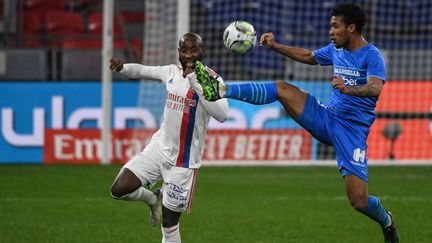 Boubacar Kamara et Moussa Dembélé au duel lors de la rencontre entre Lyon et Marseille, le 1er février 2022 au Groupama Stadium. (OLIVIER CHASSIGNOLE / AFP)