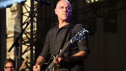 Chef de file de la chanson française du nouveau millénaire, et chanteur favori de tous ses pairs, Dominique A était impérial vendredi soir sur la place de l'Hôtel de Ville.
 (Bertrand Guay / AFP)