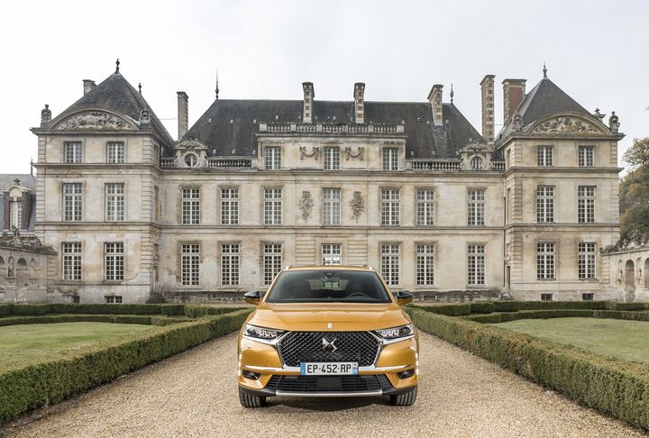 Une voiture résolument "présidentielle", carrosse des temps modernes. (DS POUR FRANCE INFO)