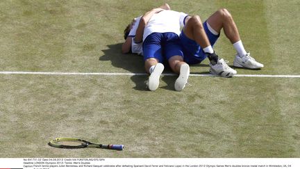 Julien Benneteau et Richard Gasquet c&eacute;l&egrave;bre leur m&eacute;daille de bronza apr&egrave;s leur victoire contre&nbsp;David Ferrer et Feliciano Lopez lors des JO de Londres, le 4 ao&ucirc;t 2012. (KAI FURSTERLING / SIPA)