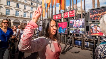 Yadanar Win&nbsp;à Paris, le 18 septembre 2021, lors d'un rassemblement de soutien&nbsp;à la Birmanie. (STEPHANE FERRER YULIANTI / HANS LUCAS VIA AFP)