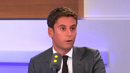 Gabriel Attal, secrétaire d’État auprès du ministre de l’Éducation nationale et de la jeunesse, est l'invité politique du 18h50. (FRANCEINFO / RADIOFRANCE)