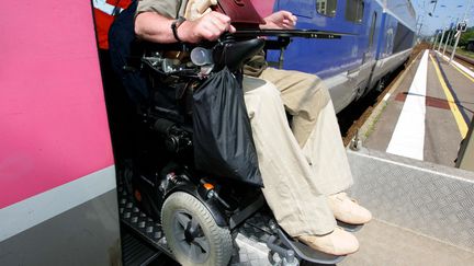 Une personne en fauteuil sur le quai de la gare SNCF de Vannes. (Photo d'illustration) (FRANCOIS DESTOC / MAXPPP)