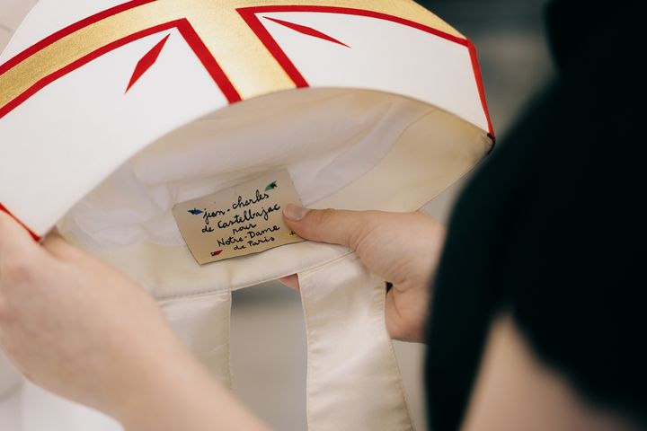 Une mitre conçue par Jean-Charles de Castelbajac et Maison Michel pour Notre-Dame de Paris, 2024. (ALIX MARNAT)