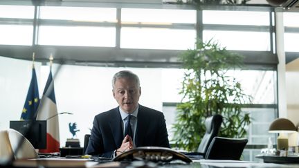 Le ministre de l'Economie, Bruno Le Maire, à son bureau au ministère, à Paris, le 3 avril 2020. (ERIC DESSONS/JDD/SIPA)