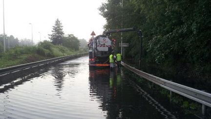 &nbsp; (Une bretelle de l'A115 sous la pluie © RF/ Jérôme Jadot)