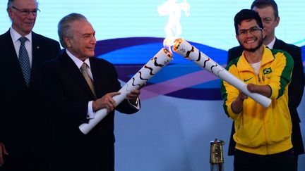 Le nouveau président du Brésil Michel Temer et l'athlète paralympique Yohansson do Nascimento (ANDRESSA ANHOLETE / AFP)