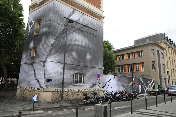 La fresque de JR et des élèves de l'école de cinéma Kourtrajmé en hommage à Adama Traoré et George Floyd, deux symboles des violences policières, dévoilée le mardi 9 juin 2020 à Paris 10e. (LP/OLIVIER LEJEUNE / MAXPPP)