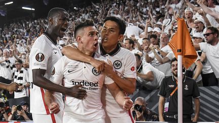 Les joueurs de l'Eintracht Francfort célèbrent le but inscrit par Rafael Borré lors de la&nbsp;finale de la Ligue Europa contre les Glasgow Rangers, le 18 mai (CRISTINA QUICLER / AFP)