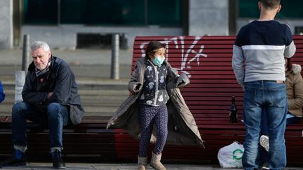 Dans un square à Bruxelles (Belgique), le 18 mars 2020.&nbsp; (ARIS OIKONOMOU / AFP)