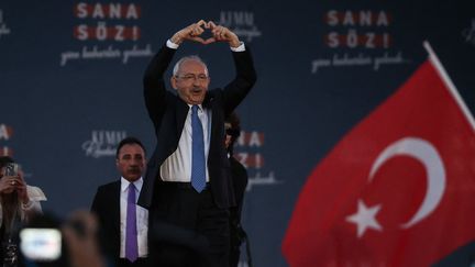 Le leader de l'opposition Kemal Kiliçdaroglu et sa femme lors du meeting d'Istanbul (Turquie) le 6 mai 2023 (BERK OZKAN / ANADOLU AGENCY / AFP)