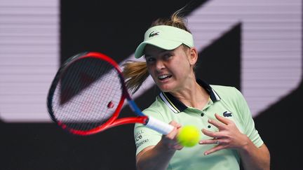 La Française Fiona Ferro lors de son premier tour&nbsp;à l'Open d'Australie, à Melbourne, le 17 janvier 2022.&nbsp; (DEAN LEWINS / AFP)