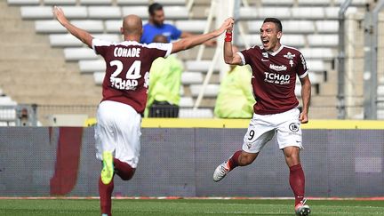 Mevlut Erding, l'attaquant du FC Metz, félicité par son coéquipier Renaud Cohade (JEAN-SEBASTIEN EVRARD / AFP)