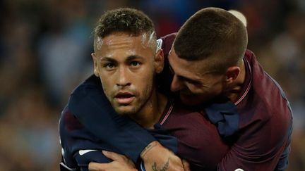 Les joueurs parisiens de football Marco Verrati et Neymar célèbrent un but le 20 août 2017 au Parc des Princes.&nbsp; (THOMAS SAMSON / AFP)