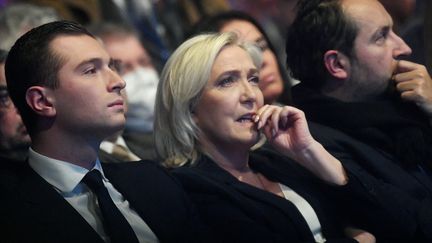 Jordan Bardella et Marine Le Pen, le 5 février 2022 à Reims (Marne). (STEPHANE DE SAKUTIN / AFP)