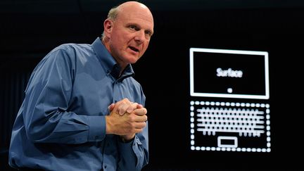 Le PDG de Microsoft Steve Ballmer le 18 juin 2012 &agrave; Los Angeles (Etats-Unis) lors de la pr&eacute;sentation de la nouvelle tablette Surface. (KEVORK DJANSEZIAN / GETTY IMAGES NORTH AMERICA / AFP)