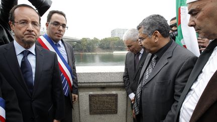 A Asni&egrave;res (Hauts-de-Seine), Fran&ccedil;ois Hollande accompagn&eacute; du maire de la ville,&nbsp;le 17 octobre 2011,&nbsp;lors d'un hommage aux victimes de la r&eacute;pression du 17 octobre 1961, durant la guerre d'Alg&eacute;rie. (PATRICK KOVARIK / AFP)