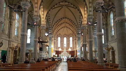 Les fidèles assistent à la messe, dimanche 30 avril, dans l'église de Chambretaud (Vendée). (ILAN CARO / FRANCEINFO.FR)