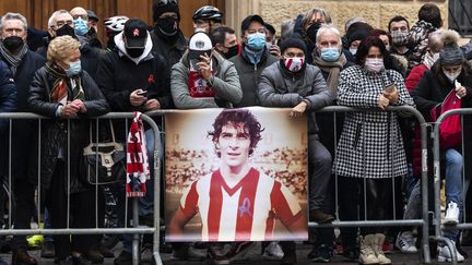 Les supporters rendent hommage au défunt joueur de football italien Paolo Rossi lors de ses funérailles devant la cathédrale Santa Maria Annunciata à Vicenza, dans le nord-est de l'Italie, le 12 décembre 2020. (MARCO BERTORELLO / AFP)