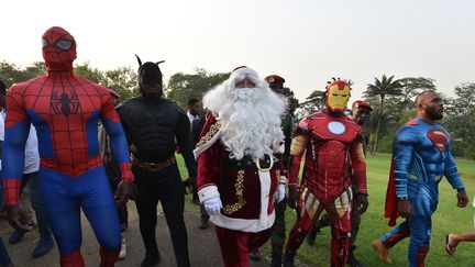 Père Noël, Iron Man, Batman et Superman au palais présidentiel à Abidjan le 23 décembre 2017 (SIA KAMBOU / AFP)