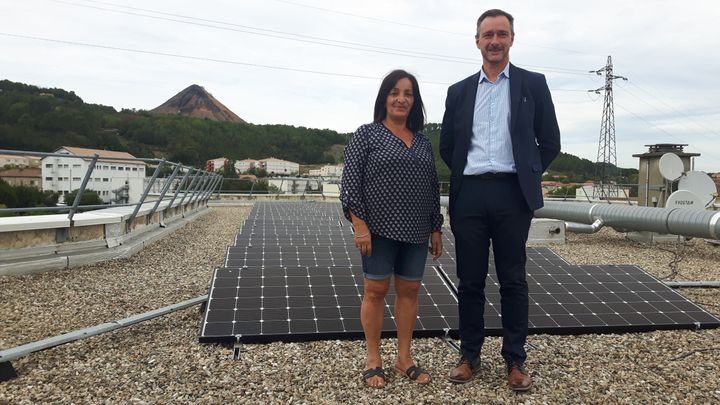 Chalaa Ben Belaïd, locataire depuis 2005 et Philippe Curtil, le directeur de l'office HLM le Logis Cevenols, sur le toit de l'immeuble. (GREGOIRE LECALOT / RADIO FRANCE)