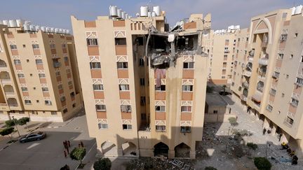 Les dégâts causés par une frappe israélienne à Khan Yunis, dans la bande de Gaza, le 11 mai 2023. (SAID KHATIB / AFP)