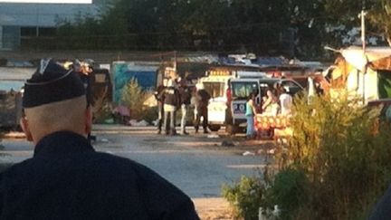 Cinq camps roms, dont celui du quartier toulousain de Montaudran, ont &eacute;t&eacute; vis&eacute;s par une op&eacute;ration polici&egrave;re li&eacute;e au d&eacute;mant&egrave;lement d'un trafic de m&eacute;taux, mardi 8 octobre 2013. (BRUNO FRÉDIANI / FRANCE 3 MIDI-PYRÉNÉES)