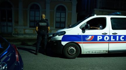 Des policiers à Pointe-à-Pitre, en Guadeloupe, le 4 août 2021.&nbsp; (YANNICK MONDELO / AFP)