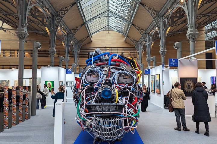 L'installation monumentale de l'artiste camerounais Malam à AKAA au Carreau du Temple, à Paris. (AKAA/CARREAU DU TEMPLE/MALAM&193 GALLERY)