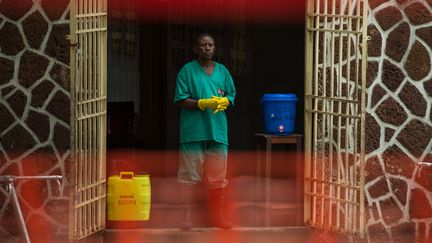 Un employé devant un hôpital en République démocratique du Congo, le 20 mai 2018. (JUNIOR KANNAH / AFP)